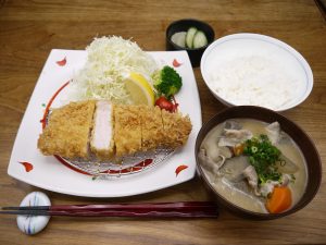 新宿個室居酒屋はたごのこだわりのランチ、豚カツ定食！！