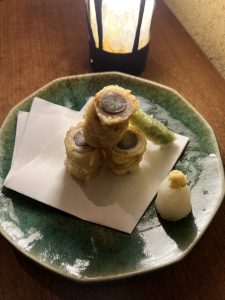 新宿個室居酒屋はたごで、初夏の旬、新ごぼうのアナゴ八幡巻揚は、いかがですか？