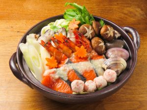 新宿個室居酒屋で魚介の旨味たっぷり海鮮藻塩鍋でほっこりと