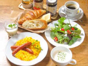 Have a delicious breakfast at a cafe in Shinjuku.