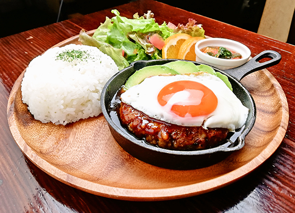 “まろやかアボカトの目玉焼きハンバーグ”