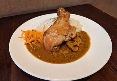 休日ランチ：骨付きチキンカレー