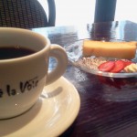 新宿西口カフェ・ラ・ヴォワのレディースデイのデザート＜ベイクトチーズケーキ・イチゴ添え＞