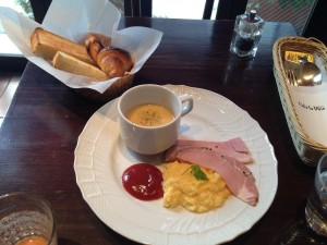 選べる朝食は、洋食の無添加パンもオススメ。新宿駅西口から3分カフェ ラ ヴォワ。