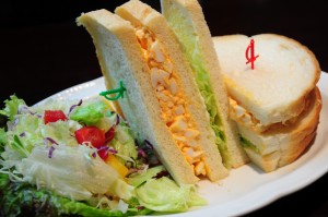 無添加パンを使用した美味しいサンドイッチのある新宿のカフェ