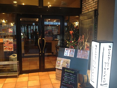 ちょっとクリスマス気分の装飾を。新宿駅西口歩いて3分カフェ ラ ヴォワcafe la voie