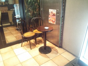 新宿西口のテラス付きのカフェで優雅にコーヒーを