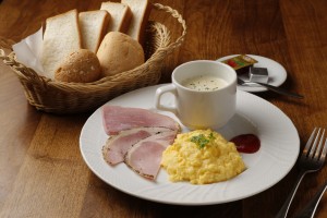 新宿の高速バス乗車前にカフェで朝食を