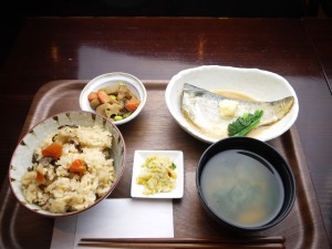 新宿西口、平日ランチはカフェで和食