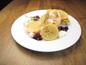 爽やかなレモン味のフレンチトーストを新宿西口のカフェで