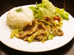 新宿西口のカフェでスタミナの付くランチ