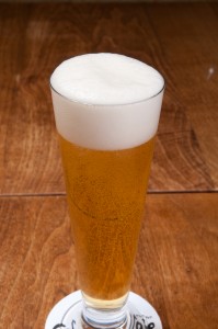 新宿テラス付きカフェで暑い日に生ビール