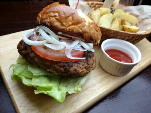 新宿カフェでクラシックハンバーガー