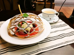 西新宿のカフェでサクサクのアップルパイ