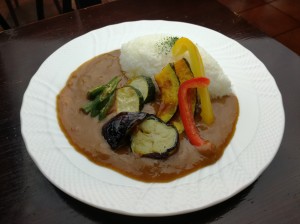 新宿テラス付きカフェで夏野菜カレーランチ