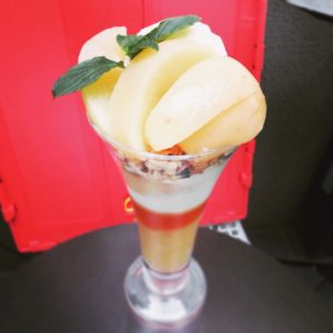 新宿カフェラヴォワ 新作桃パフェ