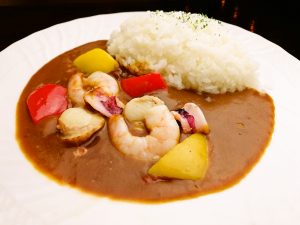 新宿カフェ　ラ　ヴォワの「シーフードカレー」