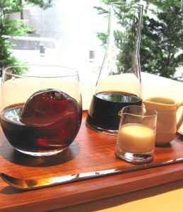 カラフェで注ぐ水出しアイスコーヒー＠新宿カフェ
