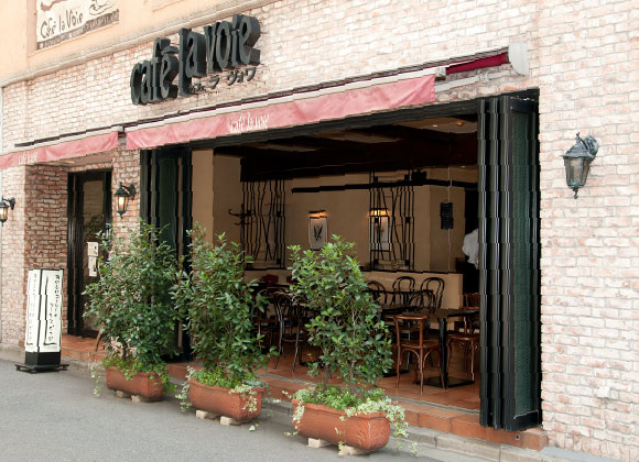 Breakfast in the open terrace ambiance