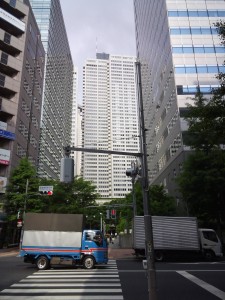 京王プラザホテル新宿まで歩いて1分、新宿駅西口より徒歩3分のかどやホテルです♪(2019/07/19追記）