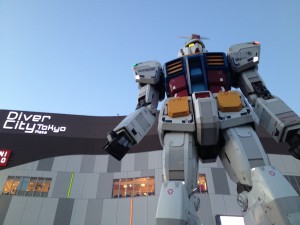 お台場のガンダムカフェ(ダイバーシティ)まで、電車で1本。新宿かどやホテルより。