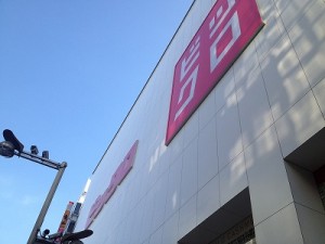 【新宿 街散歩】ビックロまで電車で１本･乗換えなし。新宿駅西口から3分かどやホテルより。