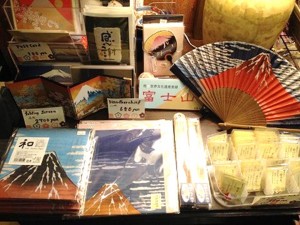 旅のお土産、富士山登山の記念に。雑貨コーナー♪新宿駅西口3分かどやホテルより。